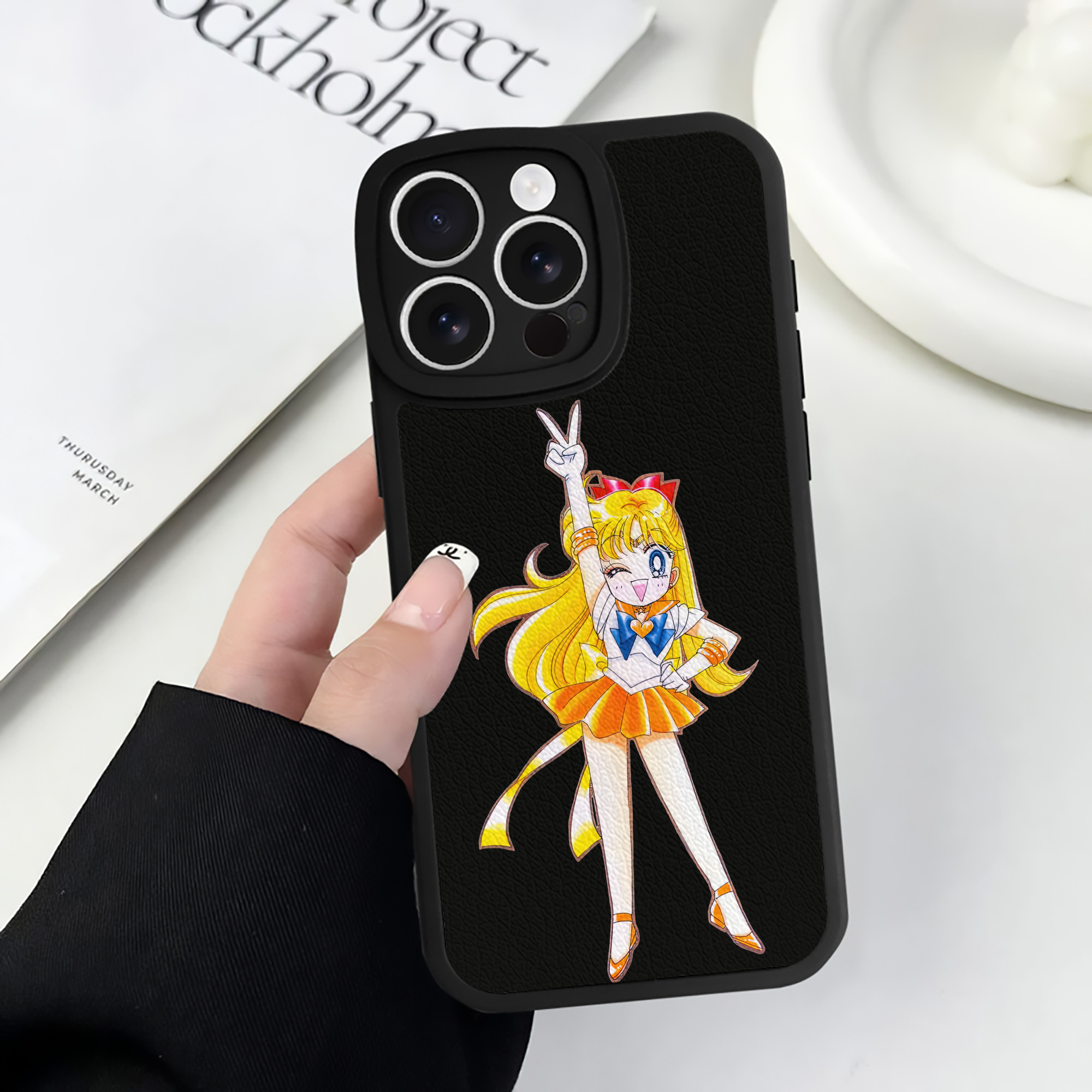 （画像用） 美少女戦士セーラームーン 愛野 美奈子 あいの みなこ Sailor Moon Aino Minako 【iPhone 16シリーズ対応】シリコンスマホケース（レザー調） 材質：シリコン